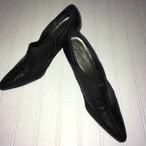 Apt 9 ladies size 7.5 black leather slip on shoes
